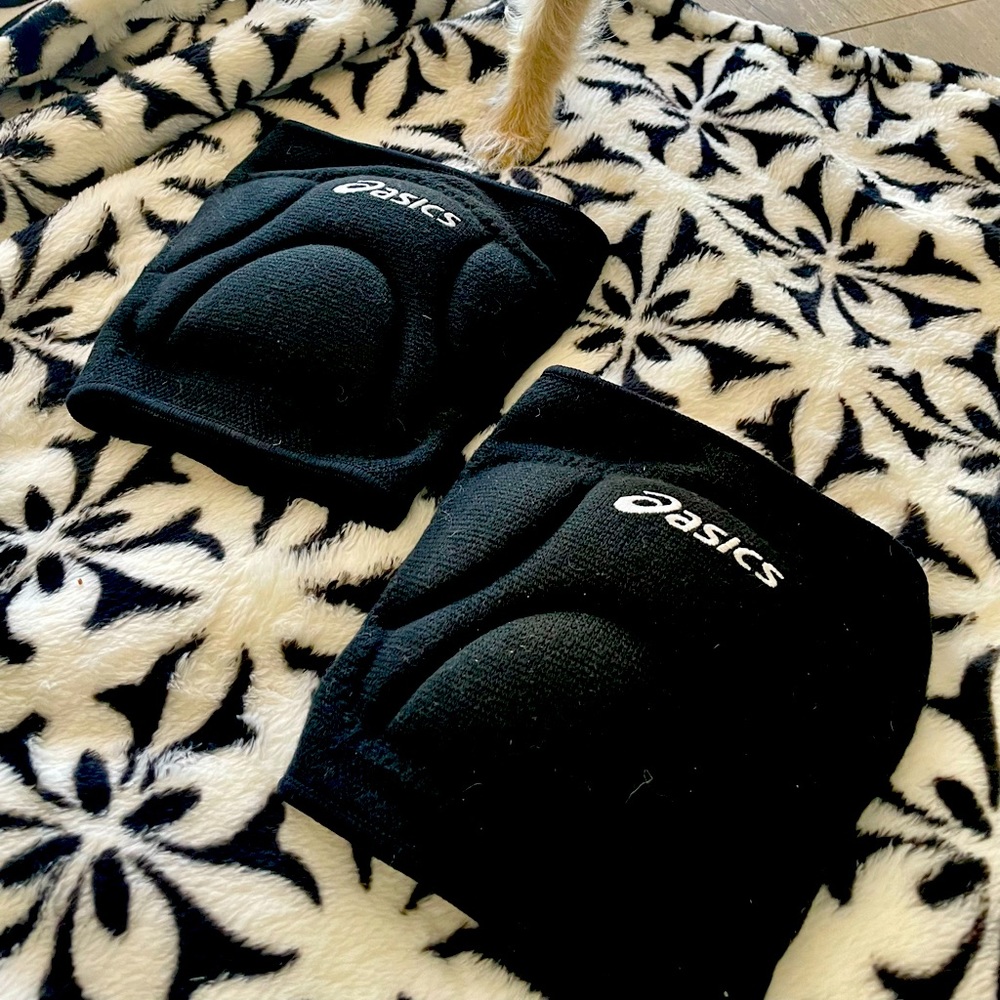 NWOT ASICS VOLLEYBALL knee pads, black